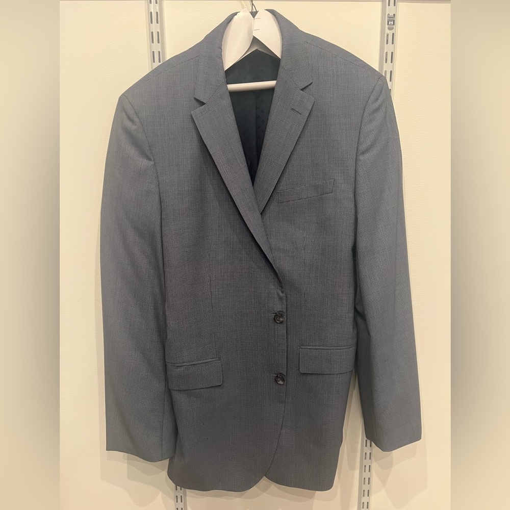 Hugo boss suite. Fitted fit. Slim pants. Very good condition worn twice.
